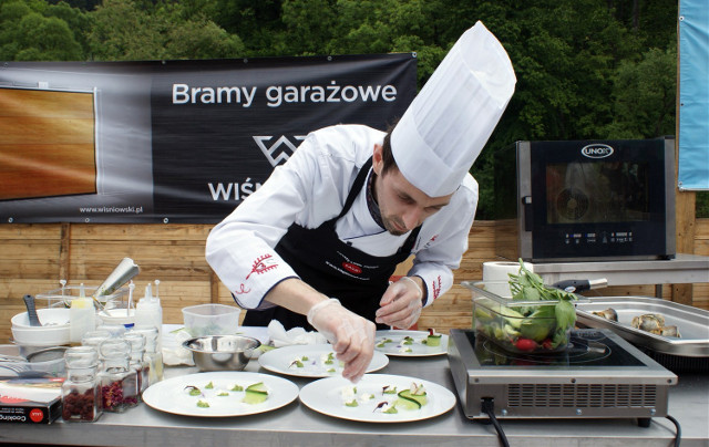 Jakub Kasiński w kuchni