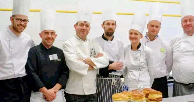 Jakub Kasiński w kuchni